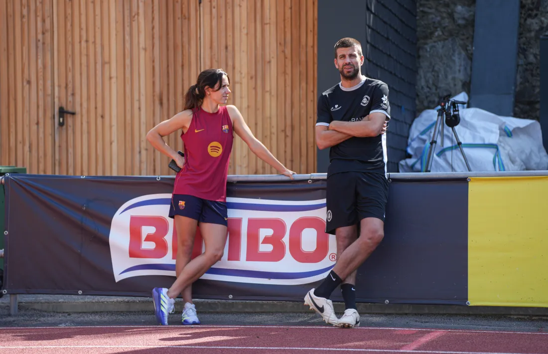 Aitana Bonmantí xerrant amb Gerard Piqué.