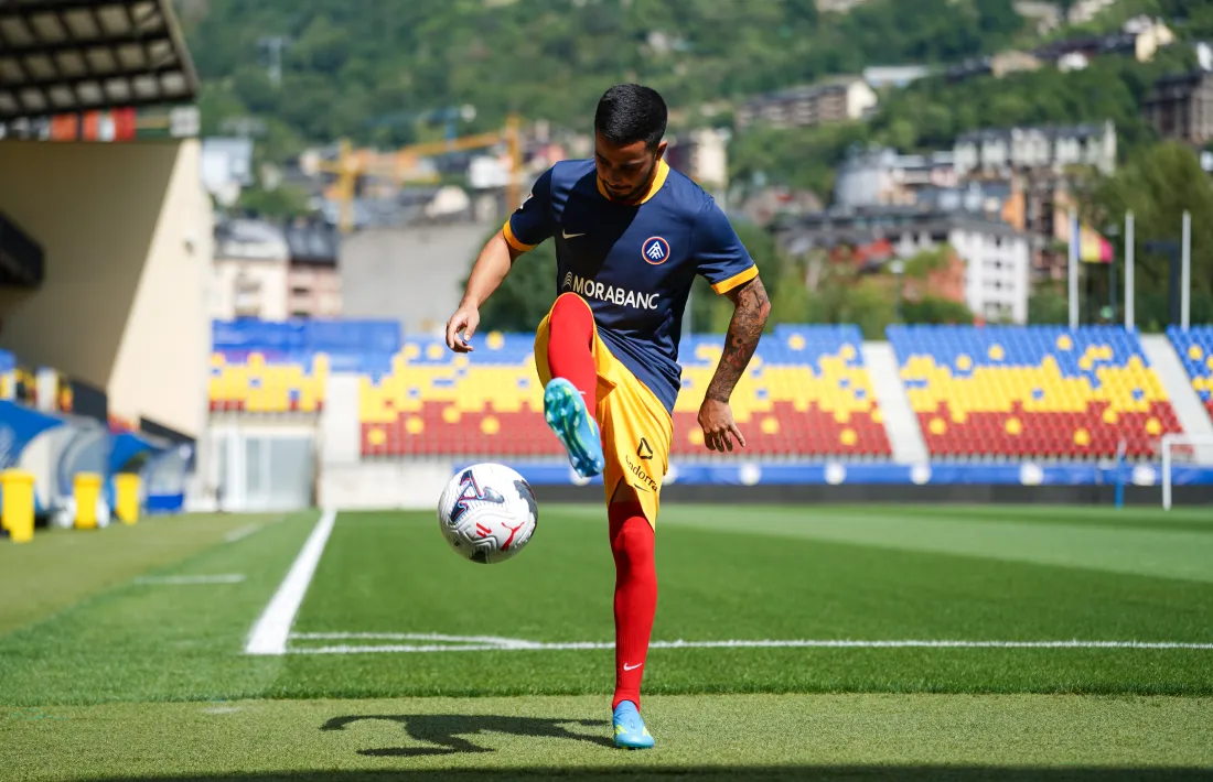 Enes Sali va ser presentat oficialment ahir amb l’FC Andorra al Nou Estadi de la FAF.