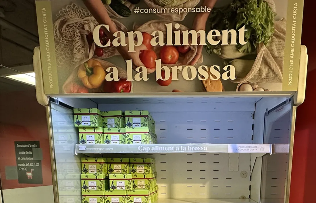 Una nevera per a productes propers a la caducitat en un centre comercial.