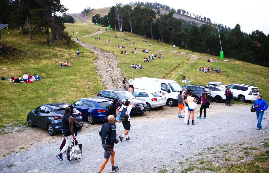 Gent ubicada al Coll de la Botella, des d’on l’eclipsi no s’hauria vist ni que ho haguessin permès els núvols...