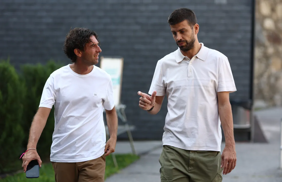 Jaume Nogués i Gerard Piqué xerren després de la roda de premsa celebrada a l’Estadi Comunal.