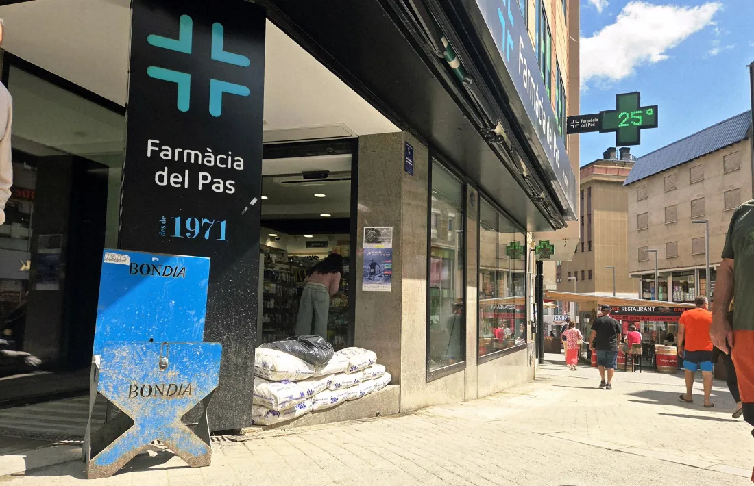 La Farmàcia del Pas, amb sacs de sal a l’entrada per evitar que torni a entrar aigua.