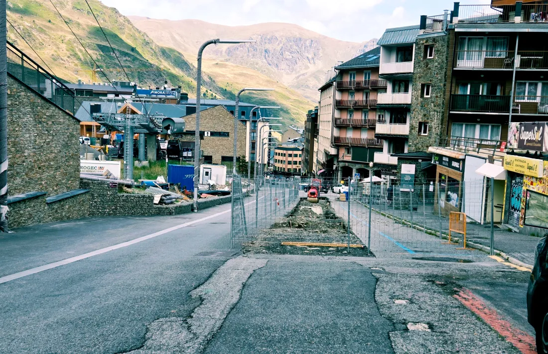Un dels punts més elevats de l’avinguda d’Encamp, que dissabte es va convertir en un canal d’aigua.
