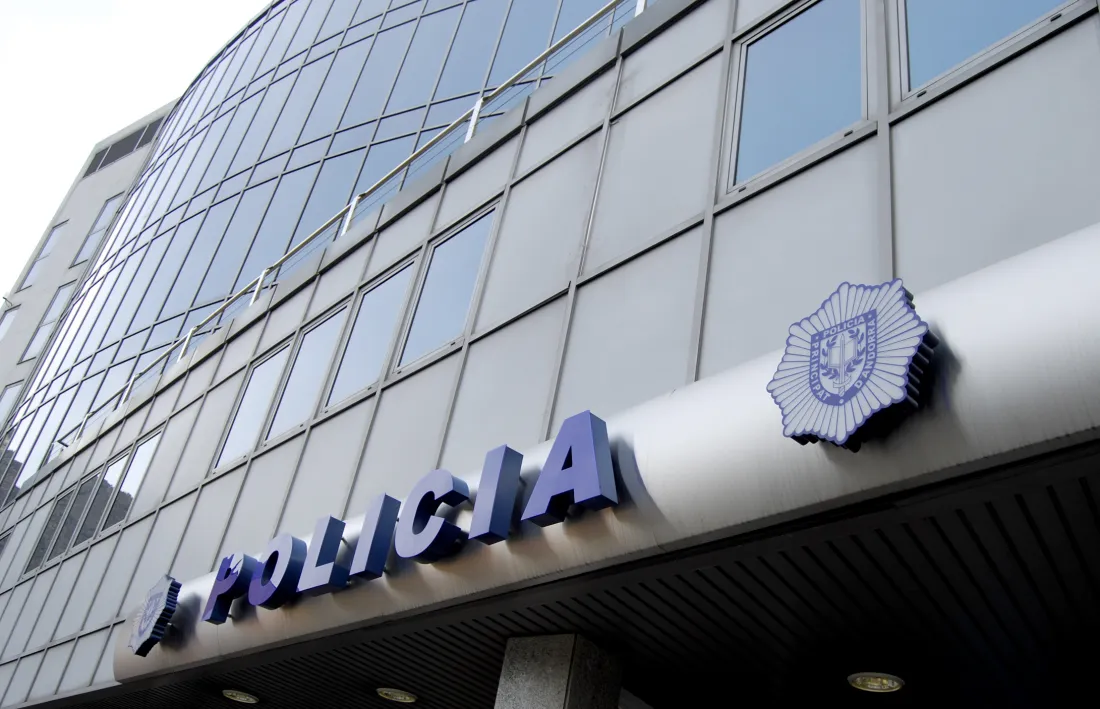 La denúncia es va presentar al despatx de policia.