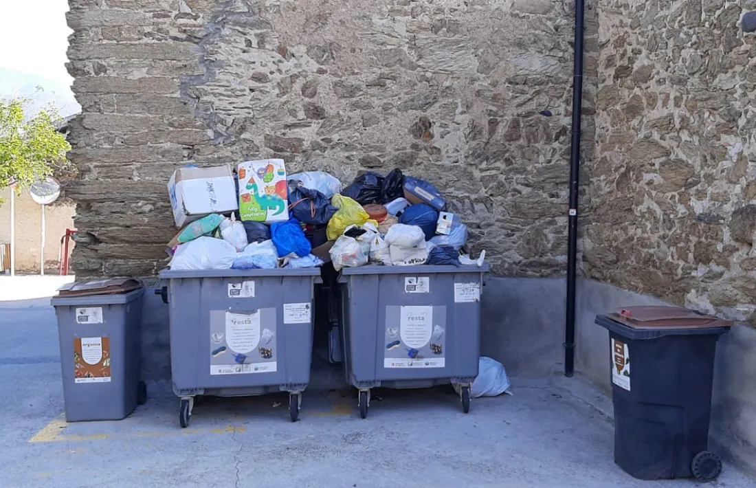 Alguns veïns manifesten que estan farts de les excuses dels responsables de la recollida de les escombraries. 