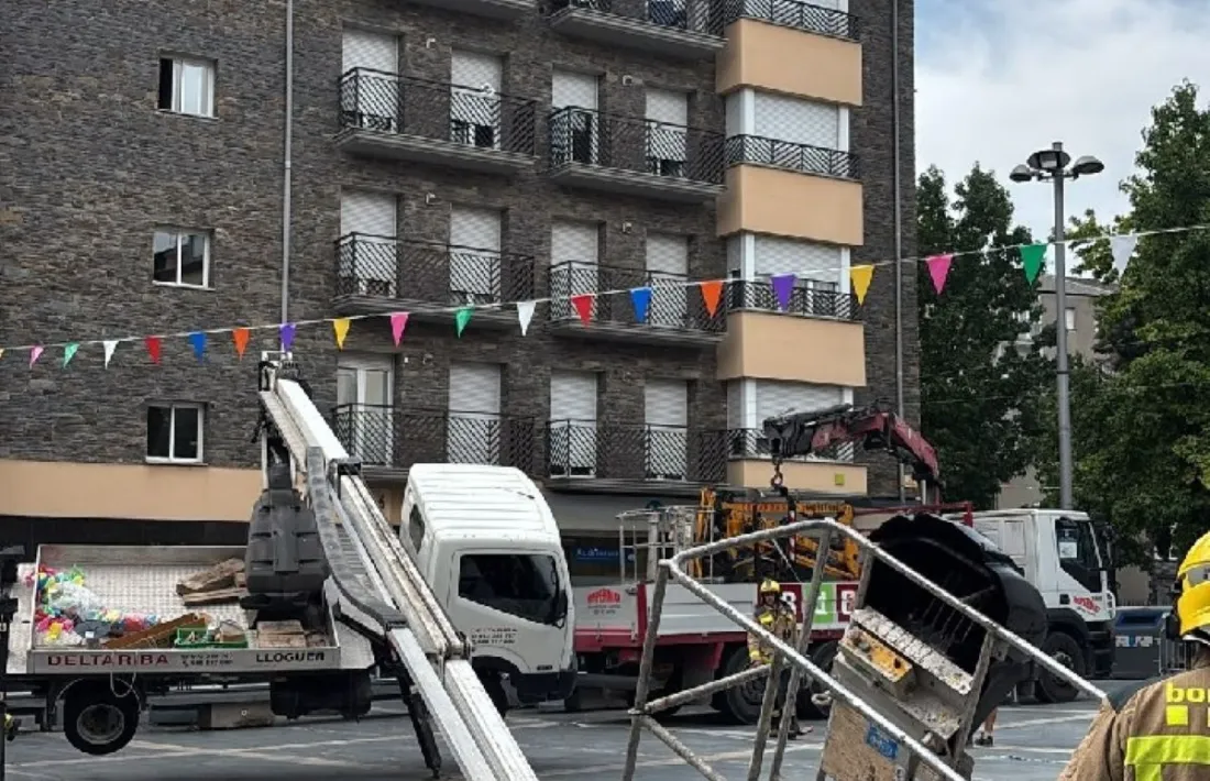 El vehicle sinistrat, a la plaça de les Monges. 