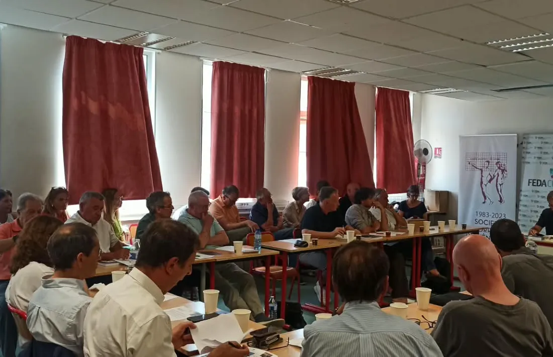 Visió general de la sala 101 del Lycée Charles Renouvier durant la ponència de Vicenç Mateu.