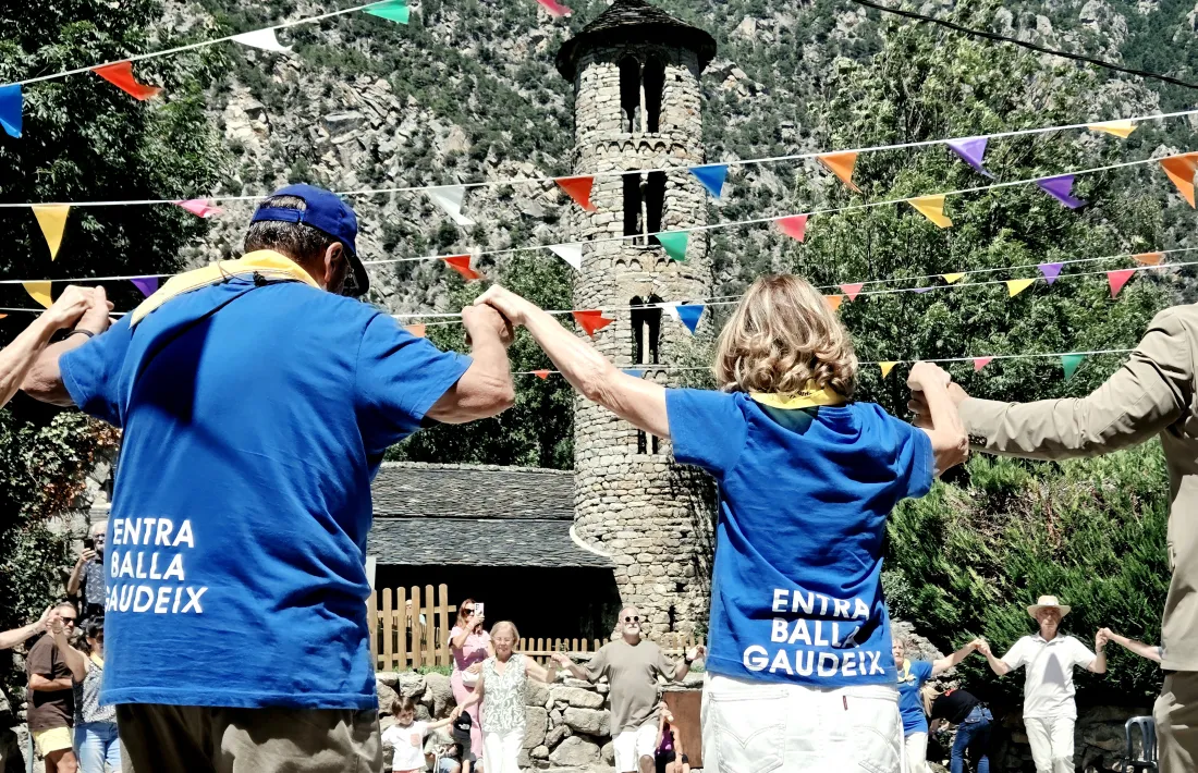 Un moment de la ballada de sardanes a la plaça Major de Santa Coloma.