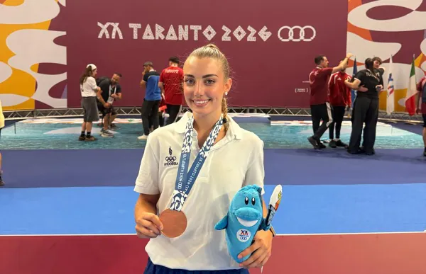 p. 23 naiara liñan amb el bronze foto coa