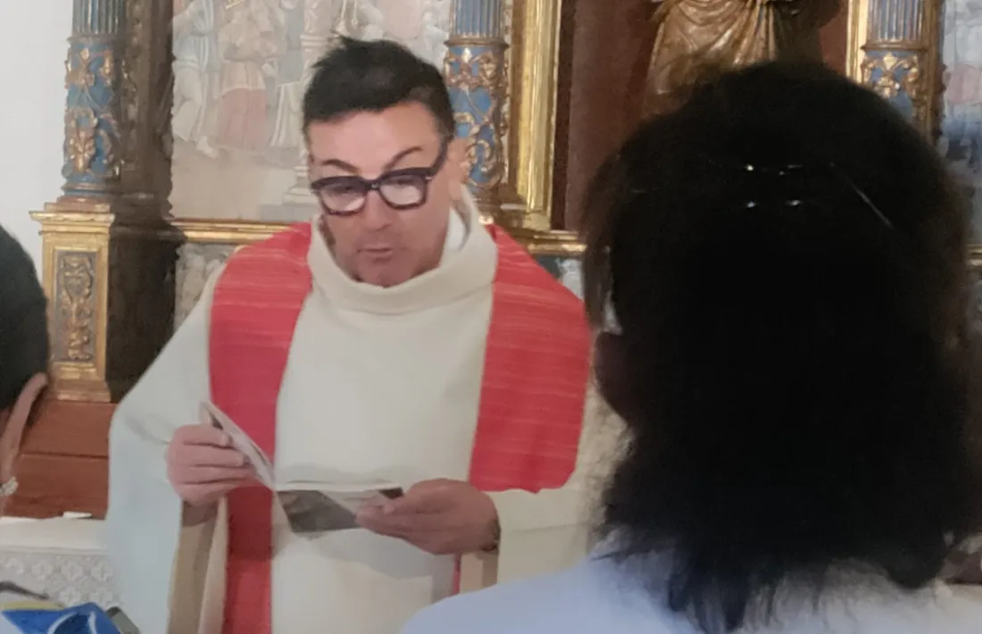 Mossèn Pepe Chisvert durant la missa d’ahir a Sant Bartomeu.