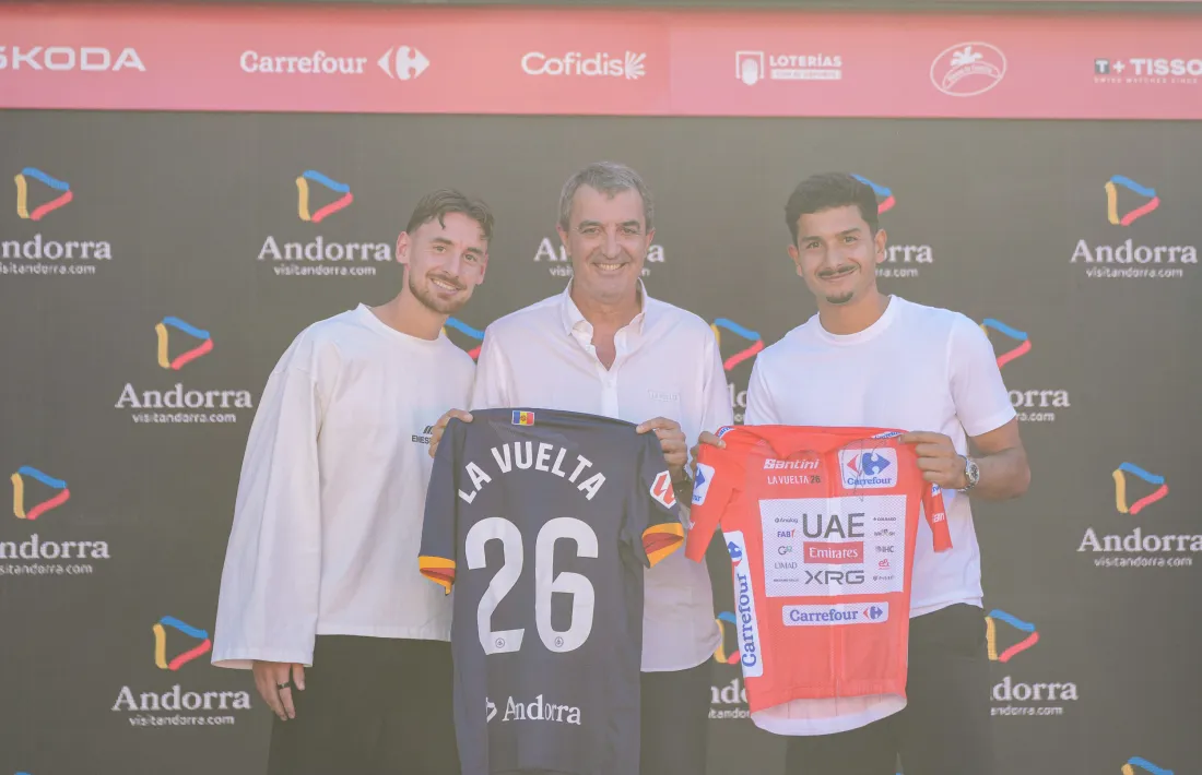 Sergio Molina i Nico Ratti, dos dels capitans de l’FC Andorra, van entregar una samarreta a Javier Guillén.