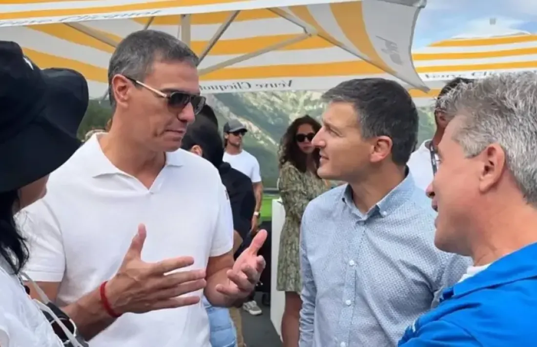 Pedro Sánchez, en una anterior visita a Andorra, parla amb els cònsols de la Massana.