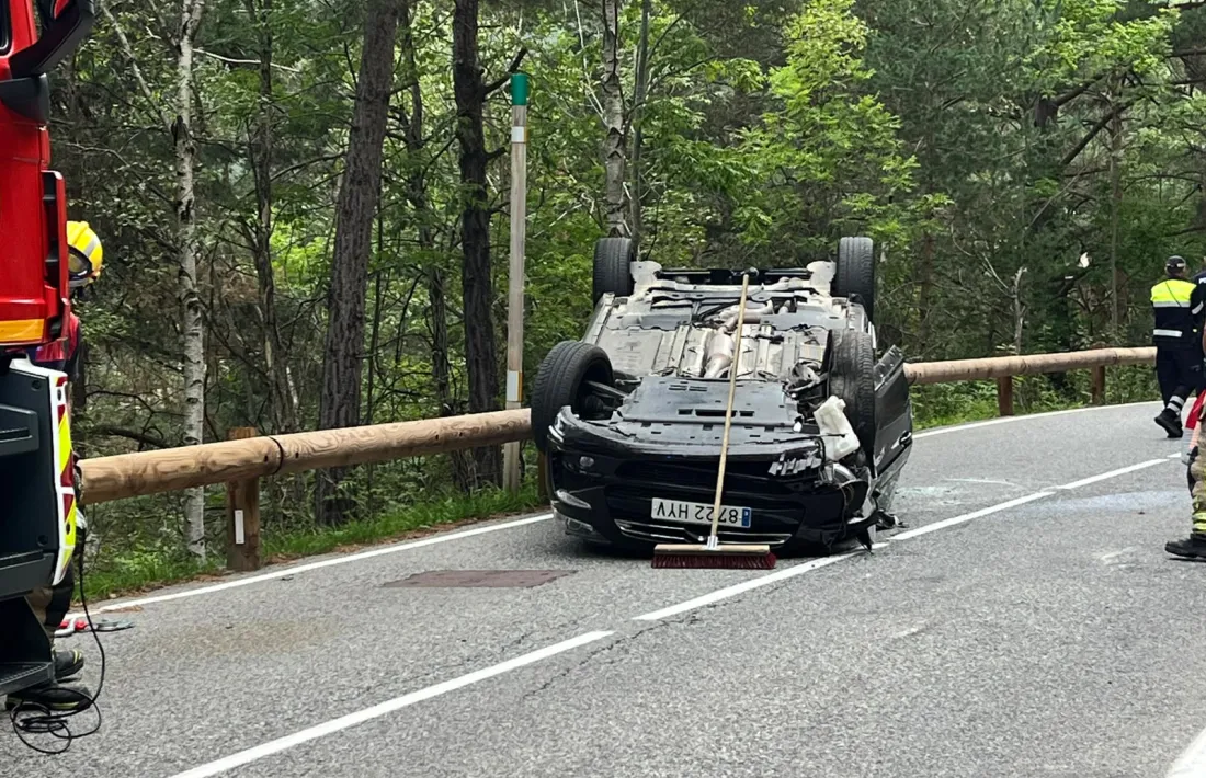El vehicle bolcat a la carretera.