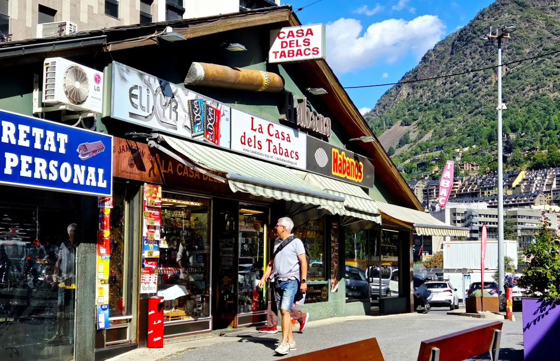 L’estanc La casa dels tabacs, de Ton Armengol.