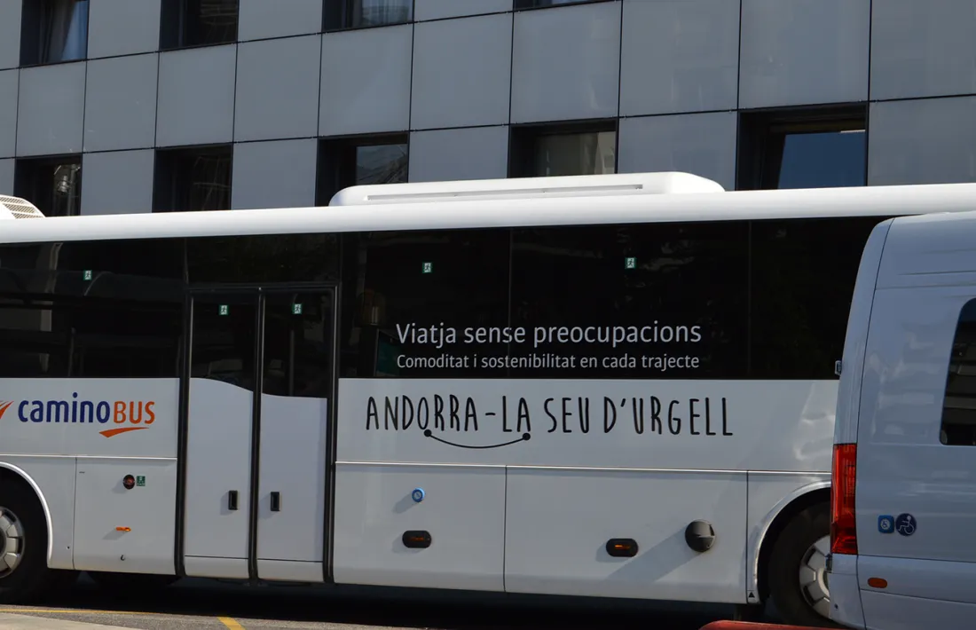 El bus d'una de les empreses que fa la connexió entre Escaldes-Engordany i la Seu d'Urgell.