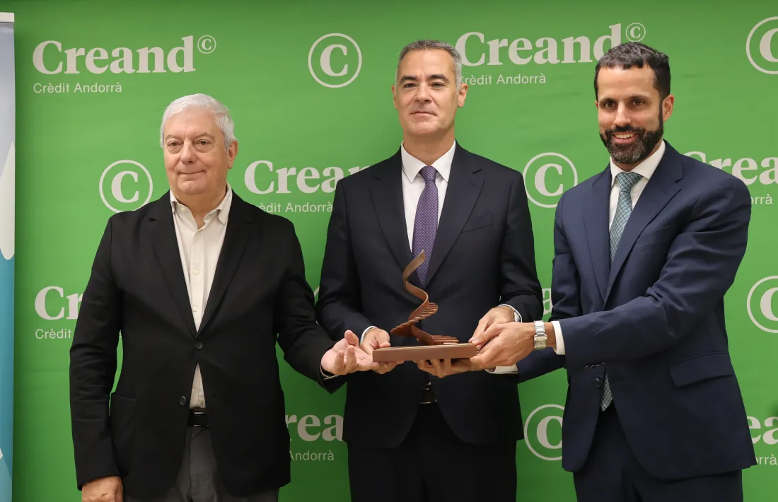 El president de la CEA, Gerard Cadena, el director de l'àrea de Banca Comercial de Creand Crèdit Andorrà, Jordi Playà, i el director de la CEA, Iago Andreu, durant la presentació dels premis.   