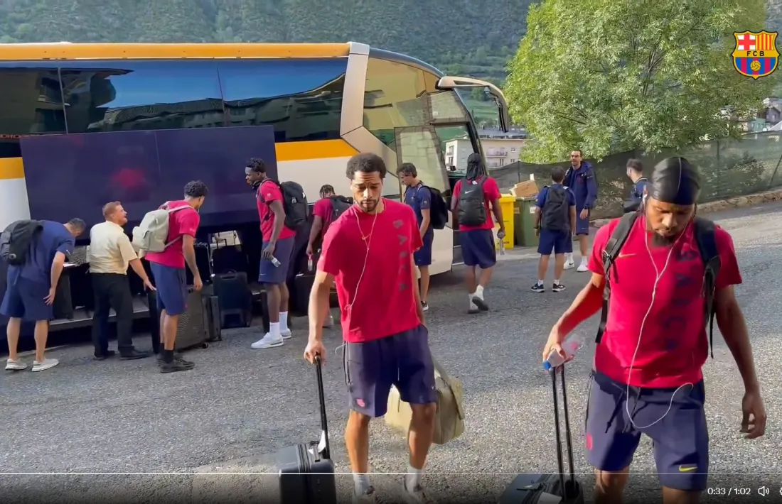 El Barça de bàsquet en la seva arribada a Encamp.
