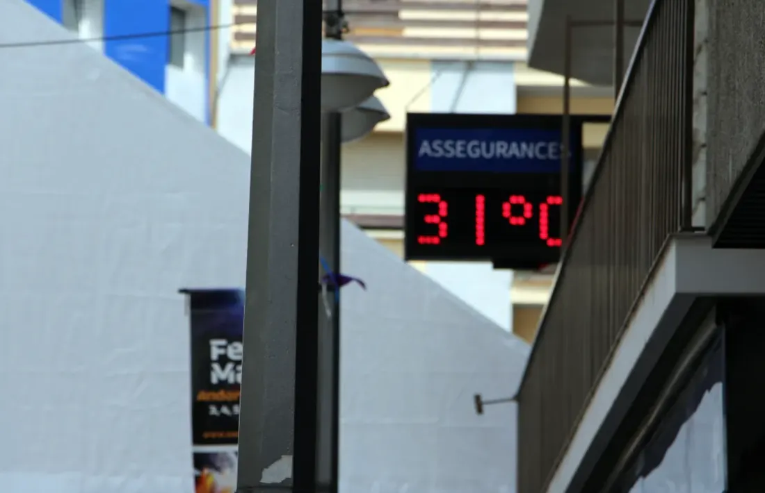 Un termòmetre marcant una temperatura de 31 graus.