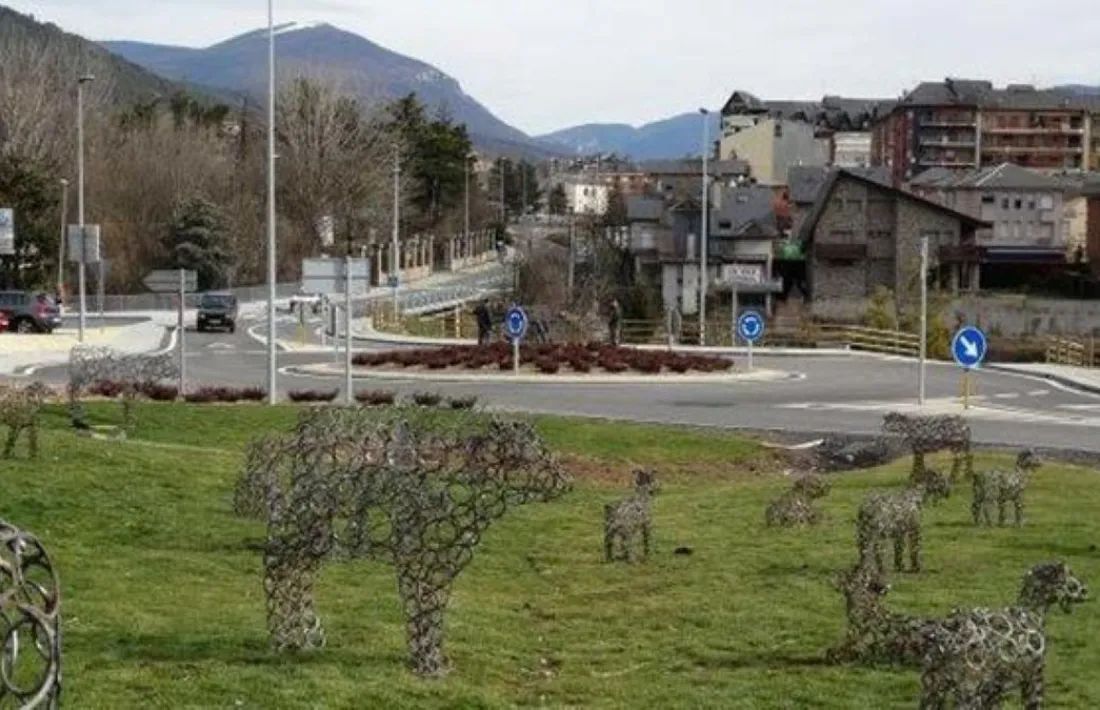 Obres de Toni Cruz donen la benvinguda a qui arriba a la Seu per l’N-260.