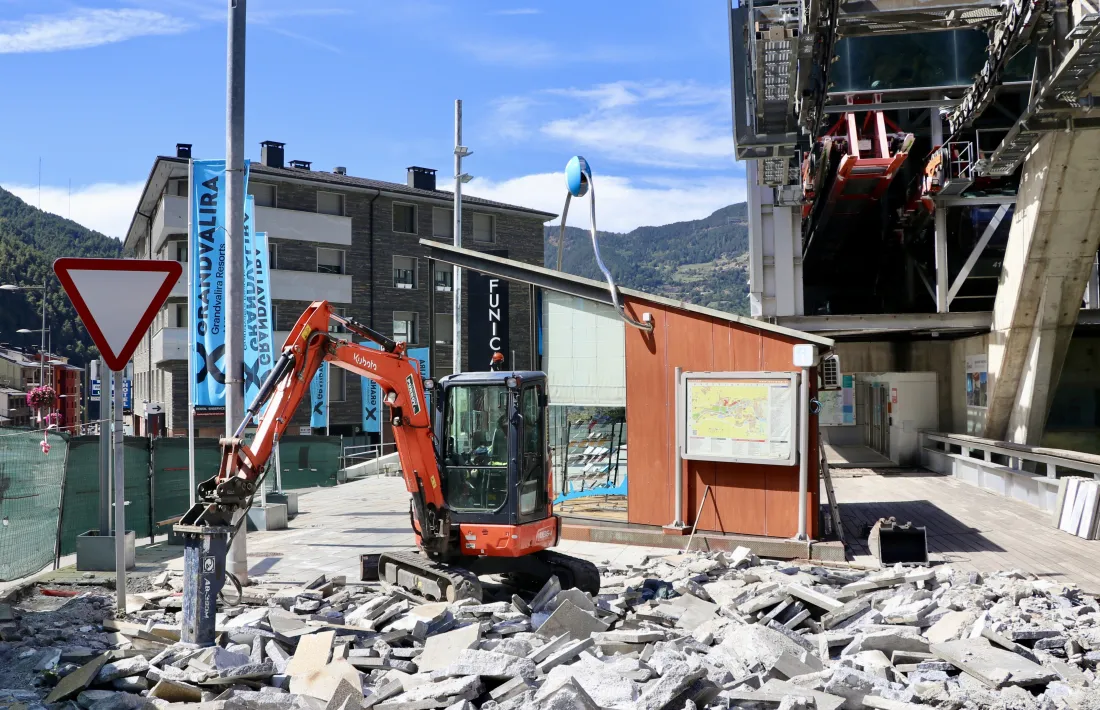 Les obres d'impermeabilització de la plaça del Funicamp.