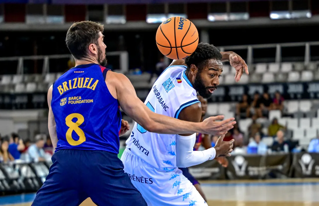 Aaron Best, l’escorta del BC MoraBanc, defensat pel millor jugador del Barça, Darío Brizuela.