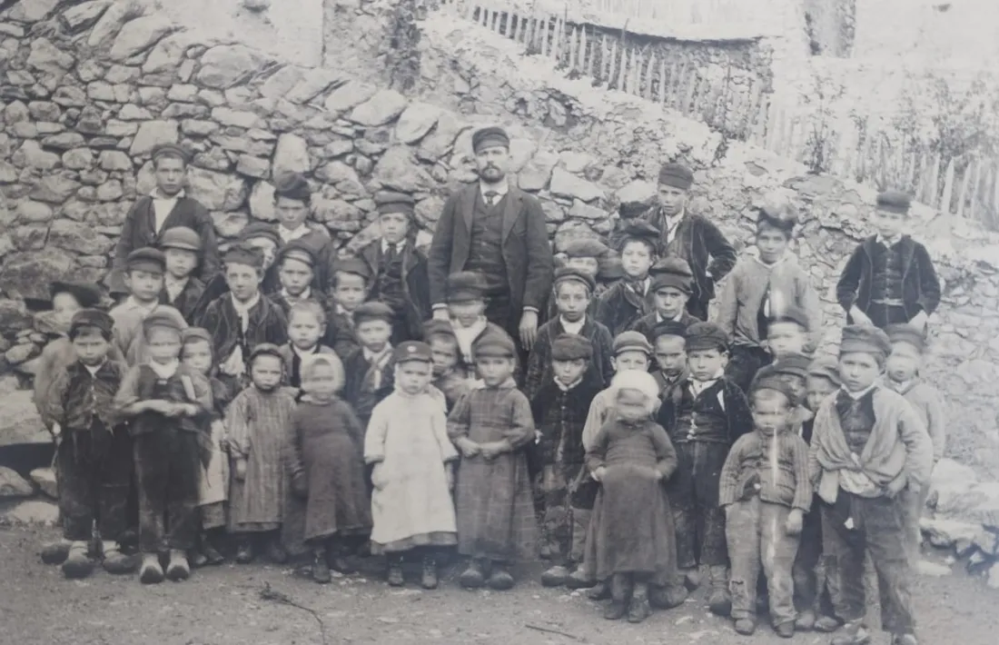 Els 33 nens i sis nenes que el 1889 assistien a l’escola del mestre Salvador Sansa a Casa de la Vall.