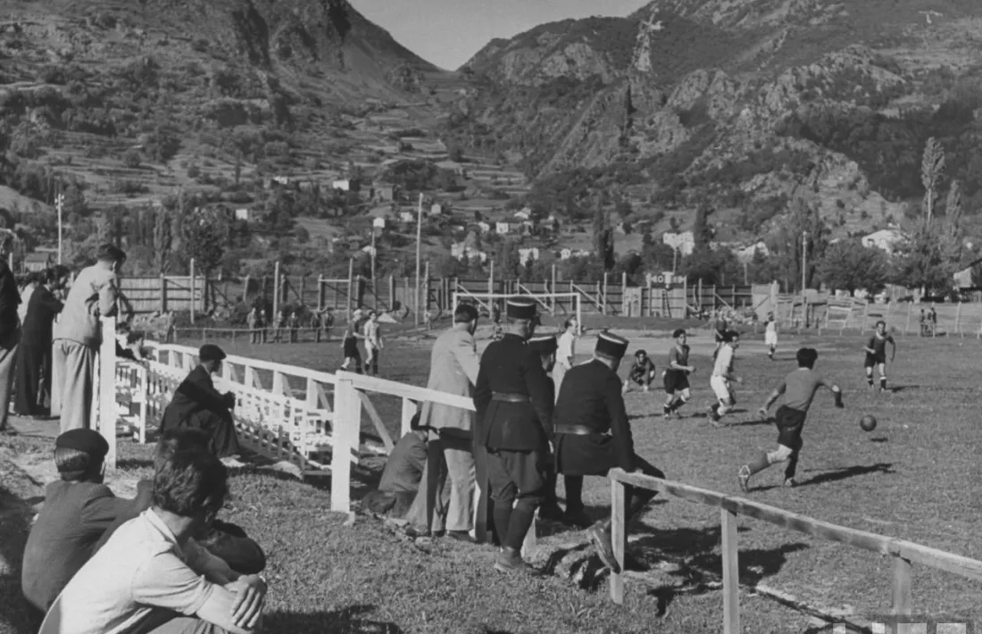 Dia de partit al camp de futbol de la capital, amb els gendarmes atents per si cal intervenir.