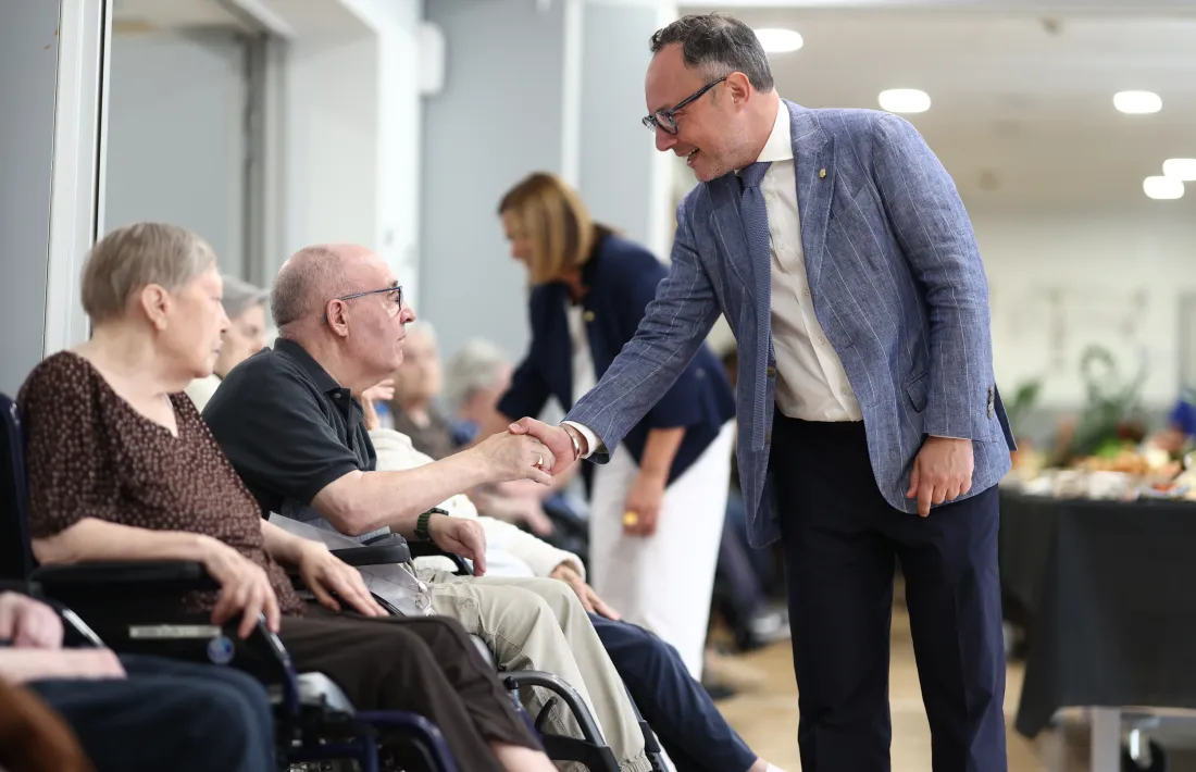 El cap de Govern, Xavier Espot, saludant als usuaris del Cedre.