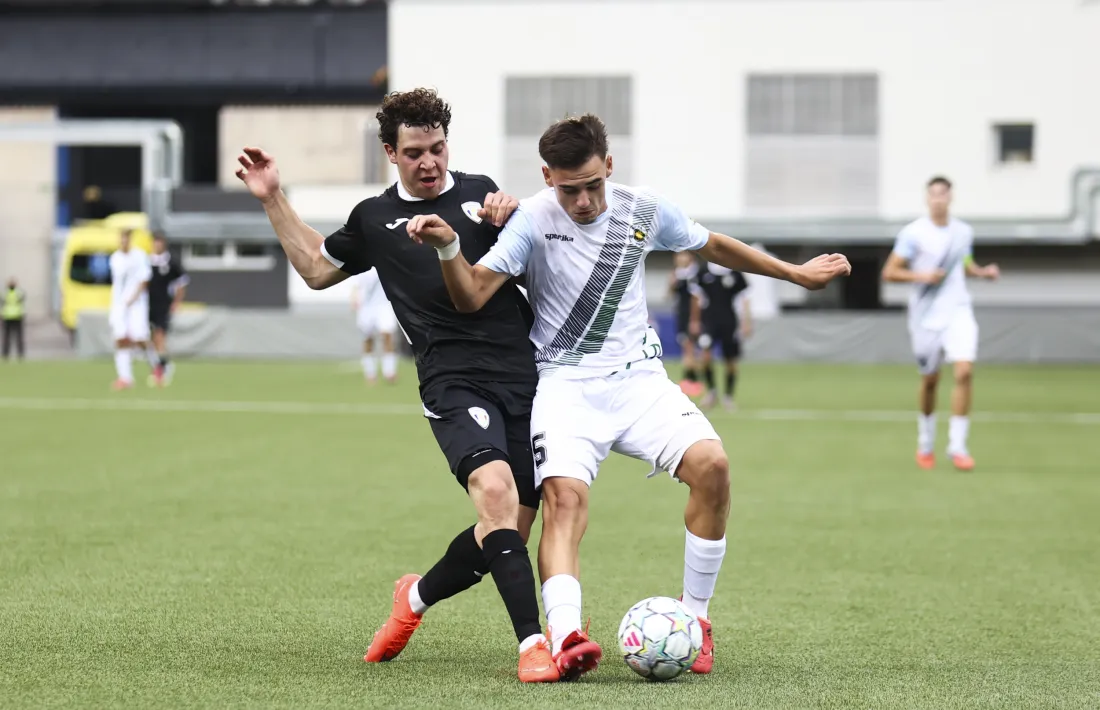 El colomenc Oliveira pugna pel control de la pilota amb Dimovski durant el partit d’ahir a l’Estadi Nacional.