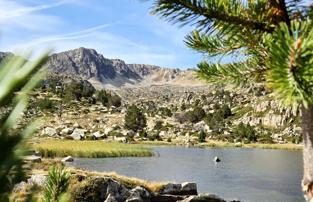 L’estany Forcat i, al fons, el circ dels Pessons.