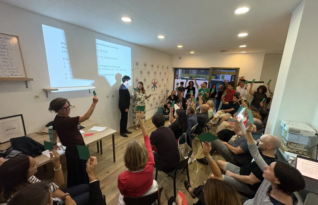 El moment de la votació en l'assemblea de Concòrdia d'aquest vespre.