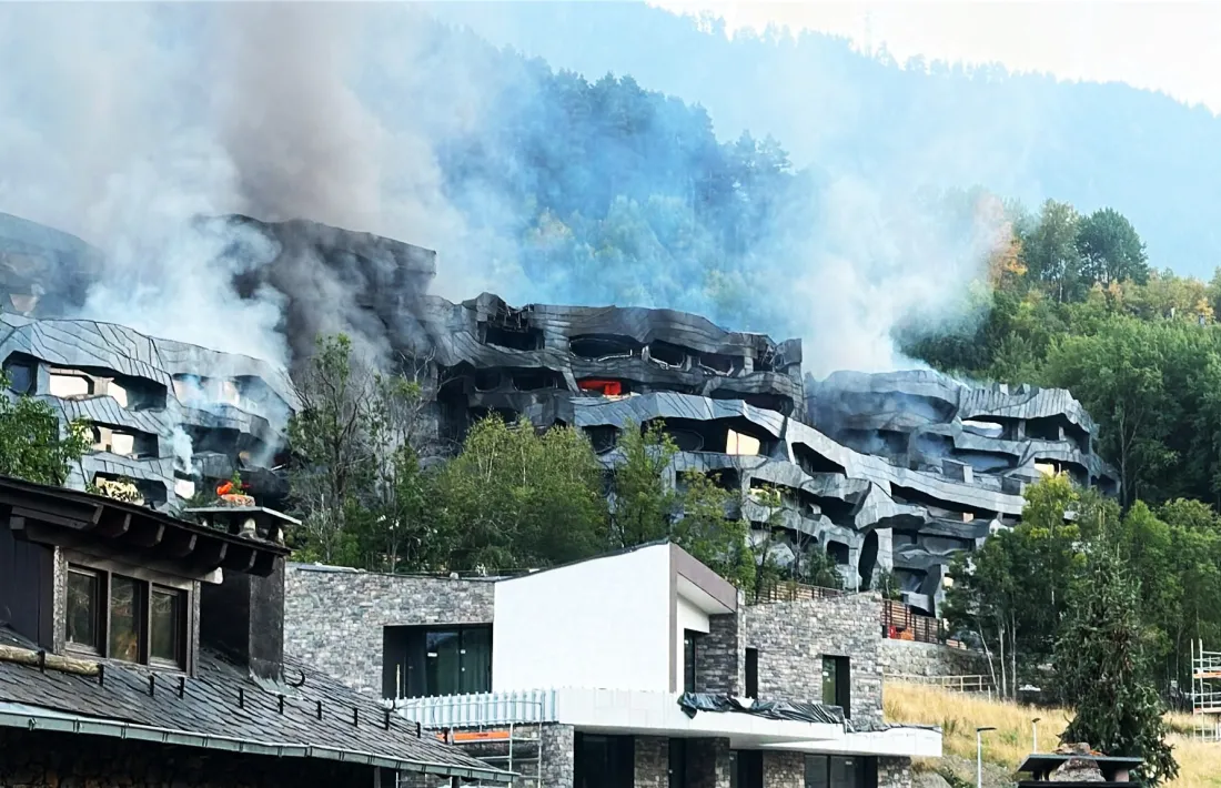 Les flames encara es veien a través d'algunes finestres, i en algun moment van revifar.