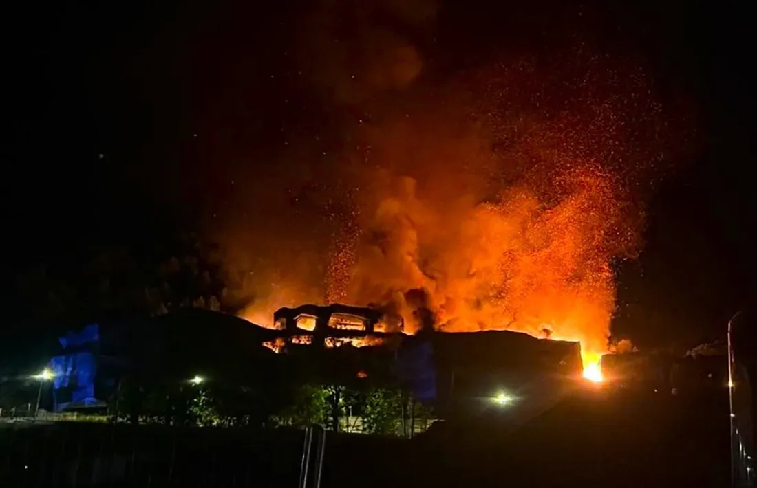 Així cremaven les flames ahir a la nit a la parròquia d’Ordino.