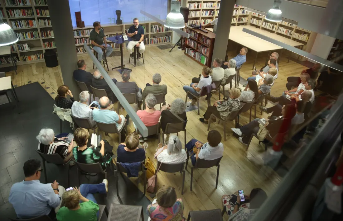 Iñaki Rubio va presentar ahir ‘Friccions’ a la biblioteca d’Escaldes.