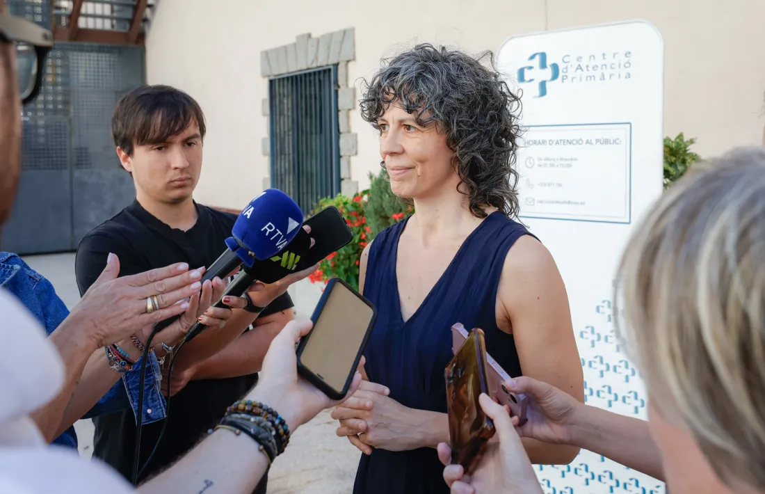 La doctora Mireia Garcia ha explicat els canvis en la vacunació a l'entrada del CAP de Ciutat de Valls.