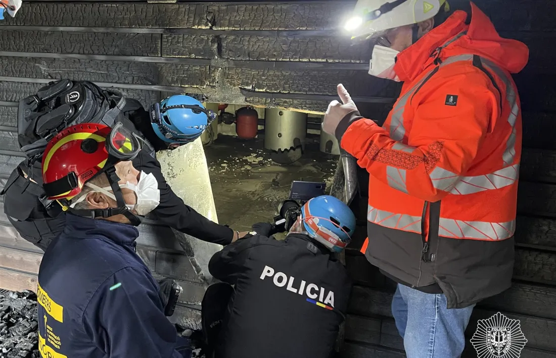 Policia, bombers i tècnics d'Indústria, inspeccionant La Querola.