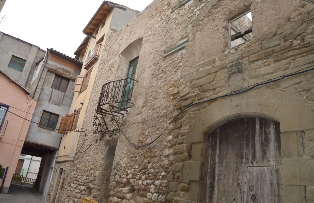 El castell de Peramola protagonitza un problema que s’eternitza. 