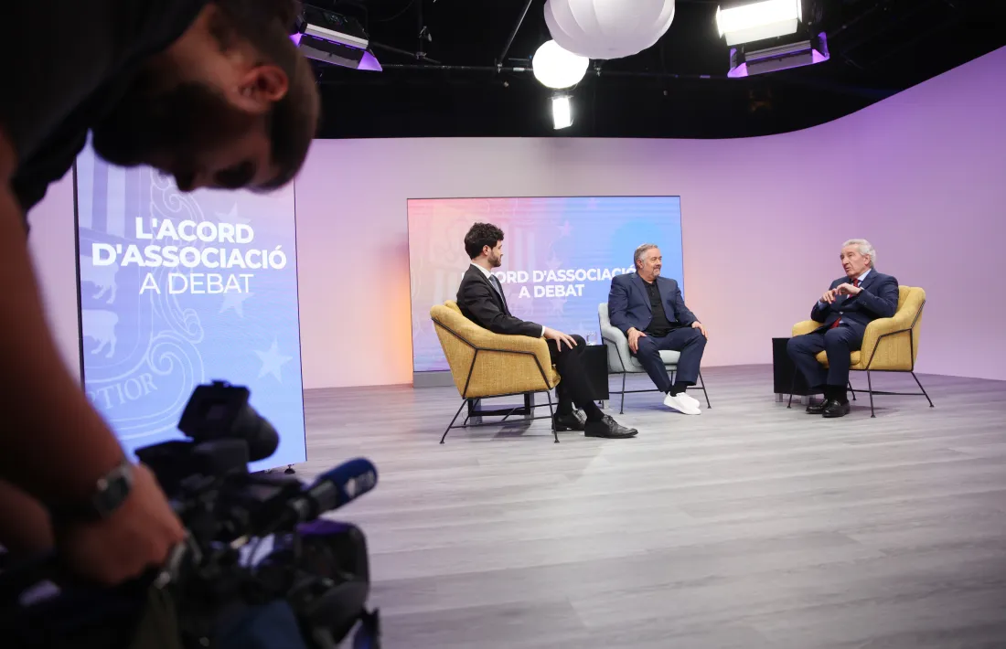 Cerni Escalé i Jaume Bartumeu, a l’inici del debat, amb Gabriel Fernández en funcions de moderador.