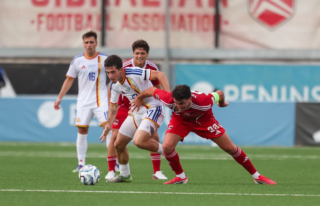 Arón Rodrigo, cedit per l’FC Andorra al Mirandés, en una acció d’atac.