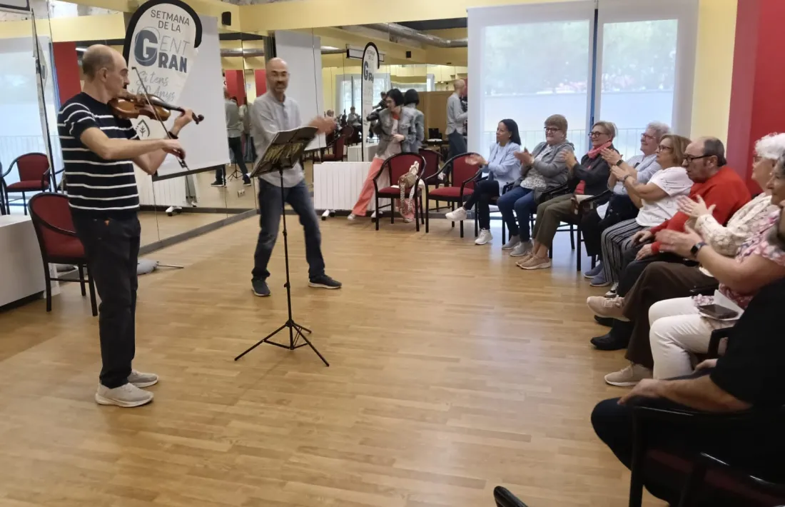 La Fundació ONCA impartint un taller a la Llar de Lòria.