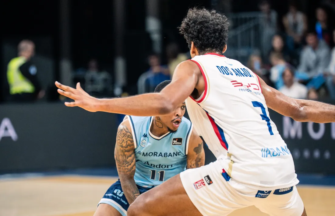 James Akinjo va demostrar tenir una espectacular visió de joc.