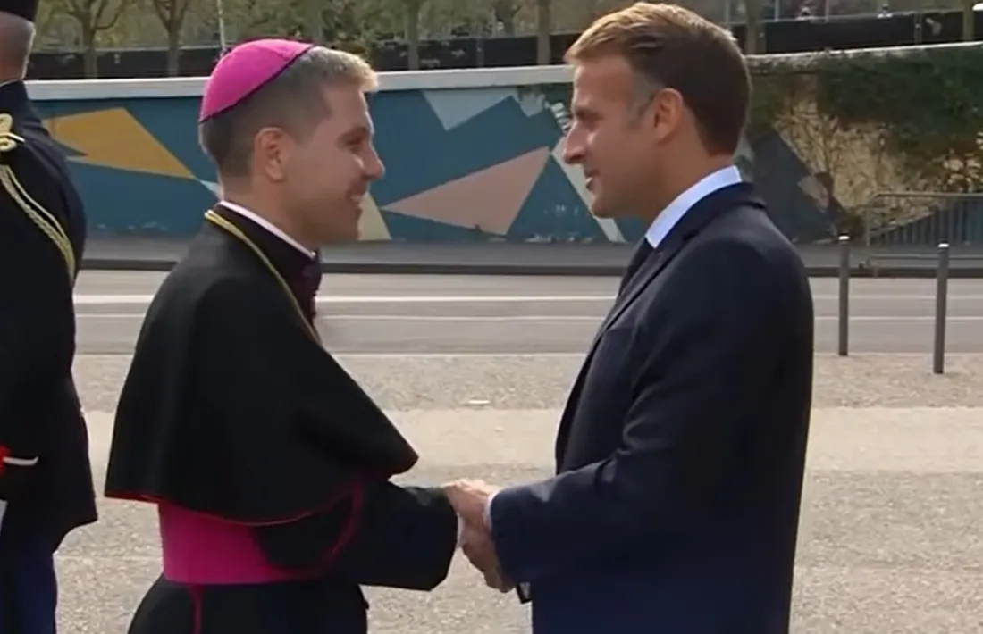 El copríncep francès, Emmanuel Macron, saluda el copríncep episcopal, Josep-Lluís Serrano, a l'arribada al Centre de Congressos de Metz.