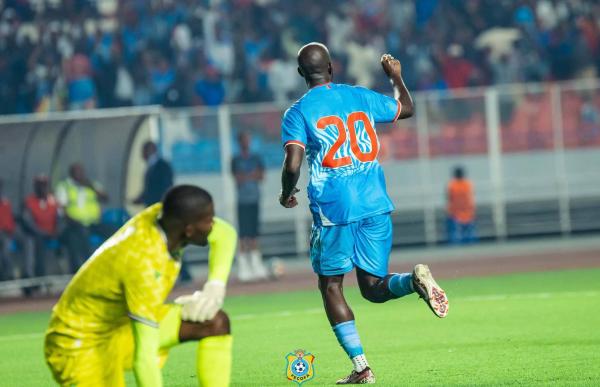 p. 28 jesus owono el que està ajupit foto rd congo