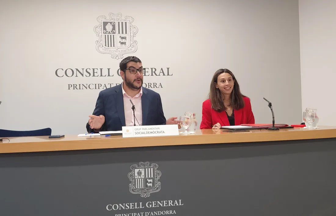 Pere Baró i Laia Moliné han presentat avui la proposició de llei per regular les cooperatives d’habitatge.