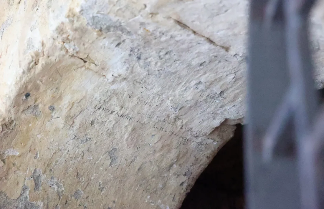 Grafitis de la II Guerra Mundial gravats al dintell de la porta de Sant Serni.