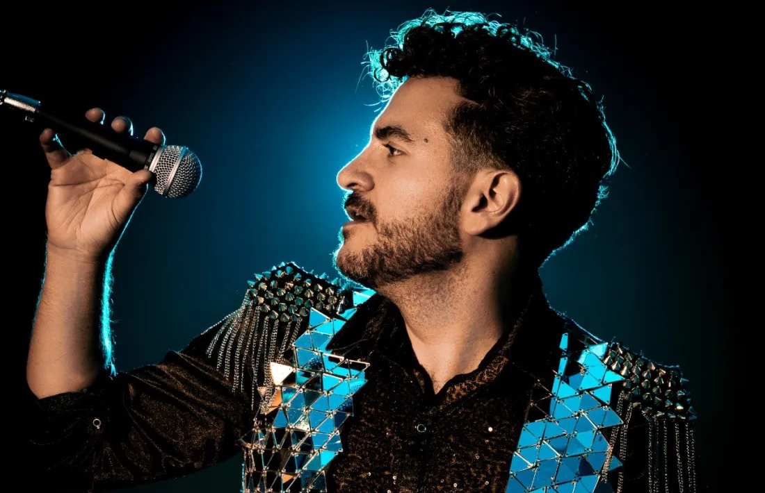 L'artista Chris Aguilar