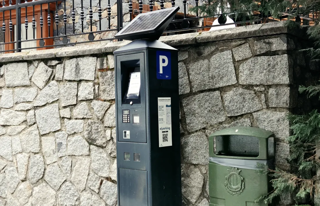 L'aparell té un cartell que diu que s'adreci al parquímetre més proper...