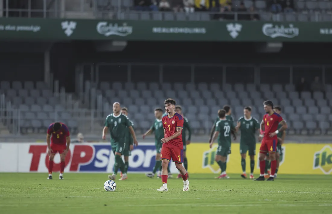 Álex Martínez, decebut, després d’un dels gols de Lituània en un amistós disputat a Kaunas.