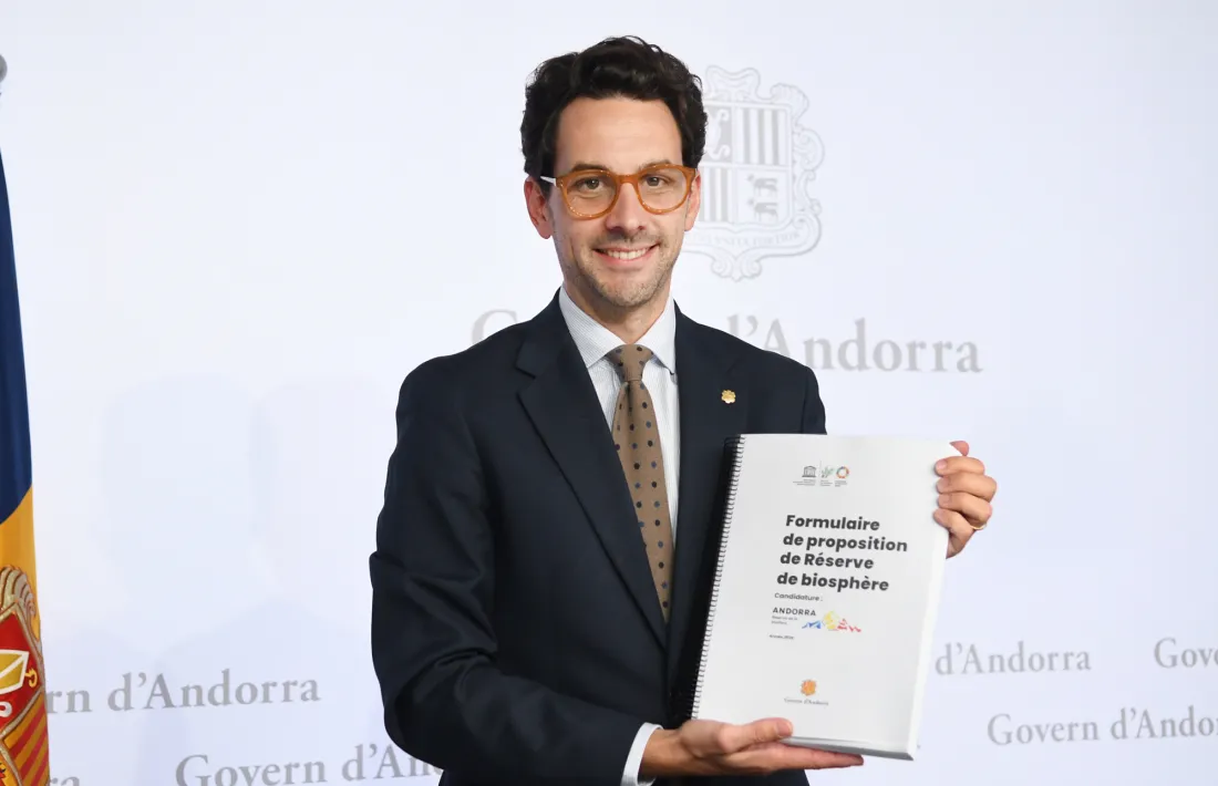 El ministre Guillem Casal amb el dossier de la candidatura.