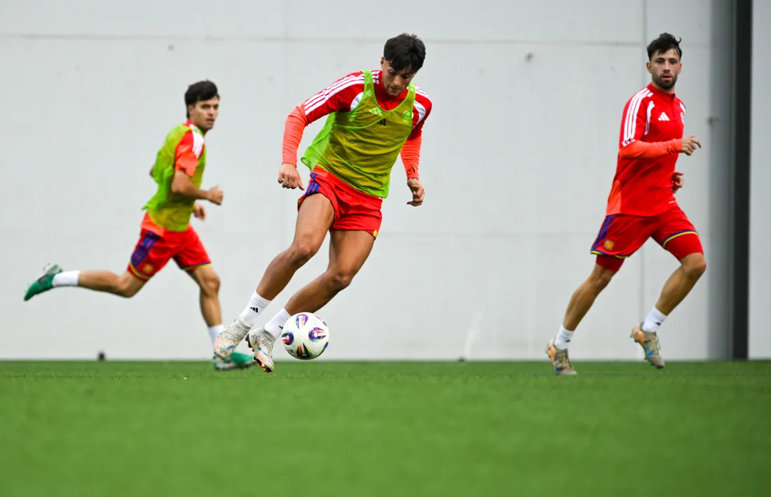 La sub-21 es va entrenar ahir a l’Estadi Nacional, escenari del partit.